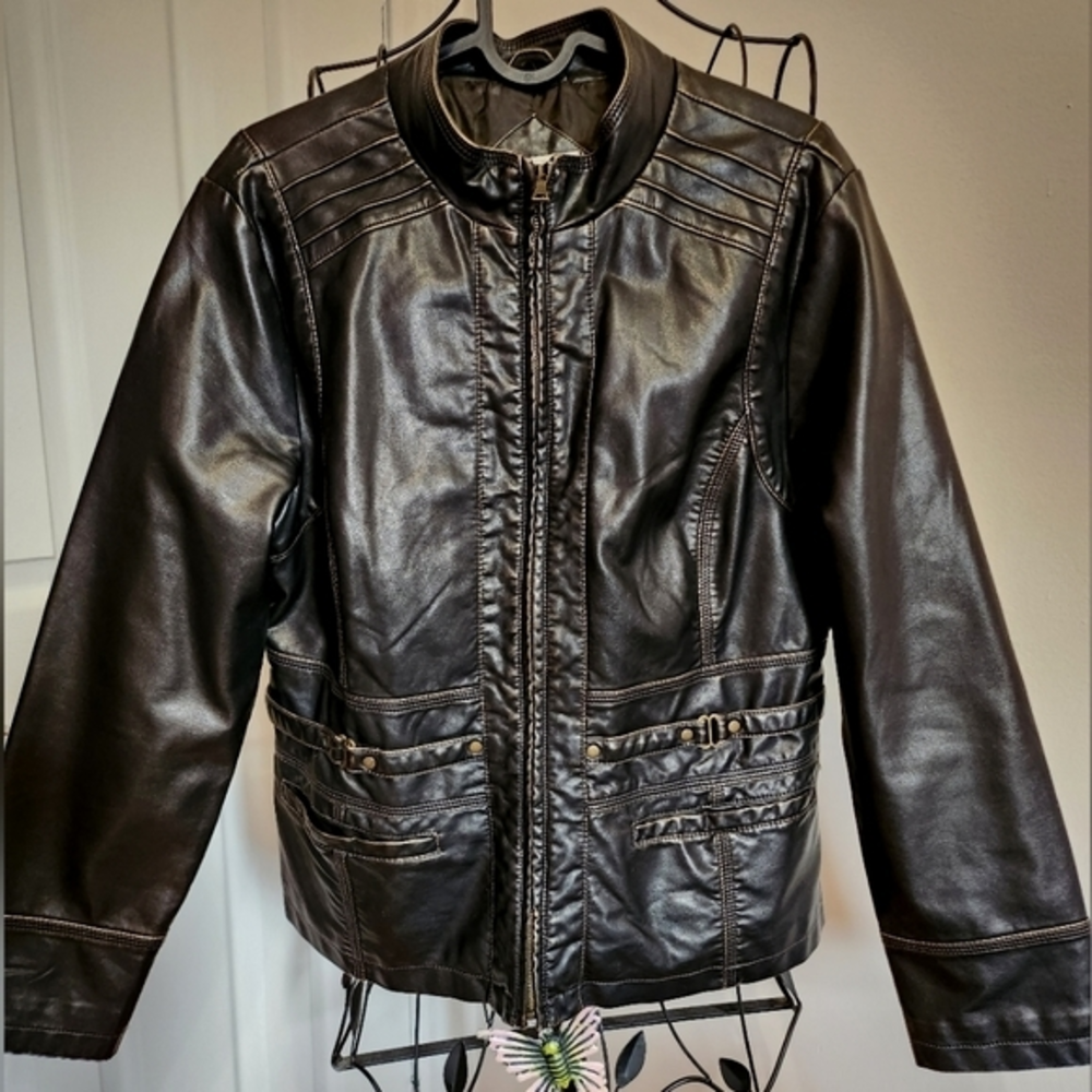 Short faux‎ leather coat